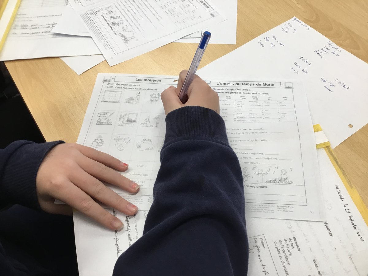 LancotSchool's tweet image. Year 6 is officially on &apos;heure française&apos;! 🇫🇷⏱️ So proud of the pupils mastering **telling the time en français** today. We went from &apos;Quelle heure est-il?&apos; to understanding 9:30, 4:15, and &apos;midi&apos; in one go! Great cross-curricular learning. #MFL #PrimaryFrench #LanguageLearning