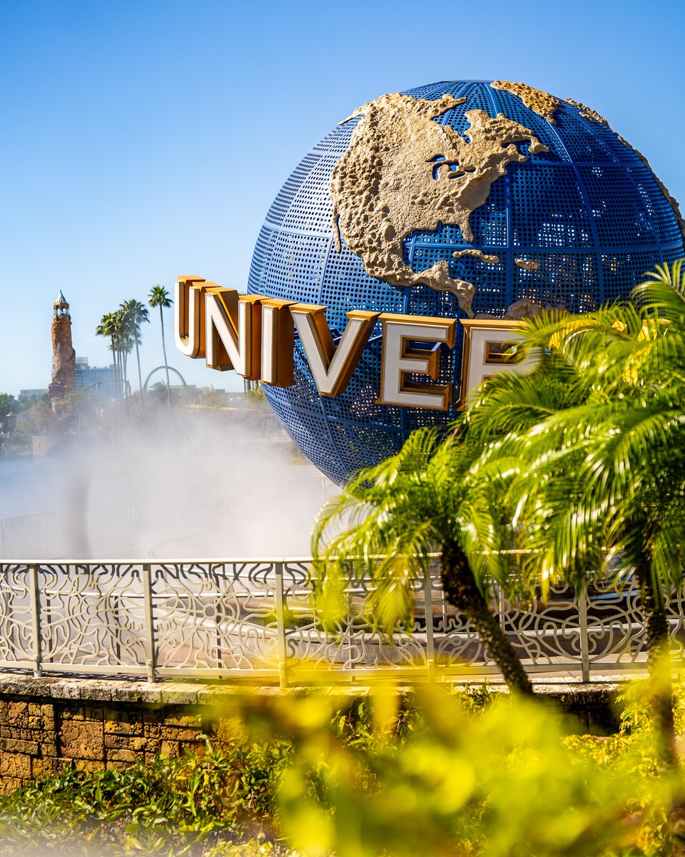 UniversalORL's tweet image. Just two besties looking at each other longingly.