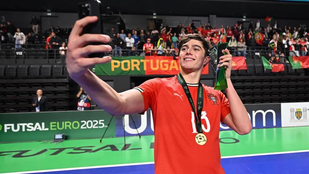 Rodrigo Monteiro 🇵🇹 foi eleito o melhor jogador do Europeu Sub-19 de Futsal onde apontou sete golos na fase final, incluindo dois hat-tricks, e fez duas assistências na final contra a Espanha.