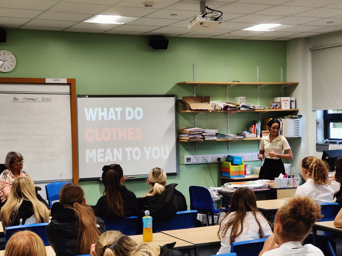 SATPE1's tweet photo. Great day at Gleniffer High School in Paisley as part of Scottish Women & Girls in Sport Week!Women's football trailblazer and Scotland's only World Cup winner Rose Reilly MBE inspired pupils with her story!
@ActiveScotGov
@vsnsport
#SheCanSheWill
#FindYourPurposE
#maketimeforpe https://t.co/lCFUMDoXGW