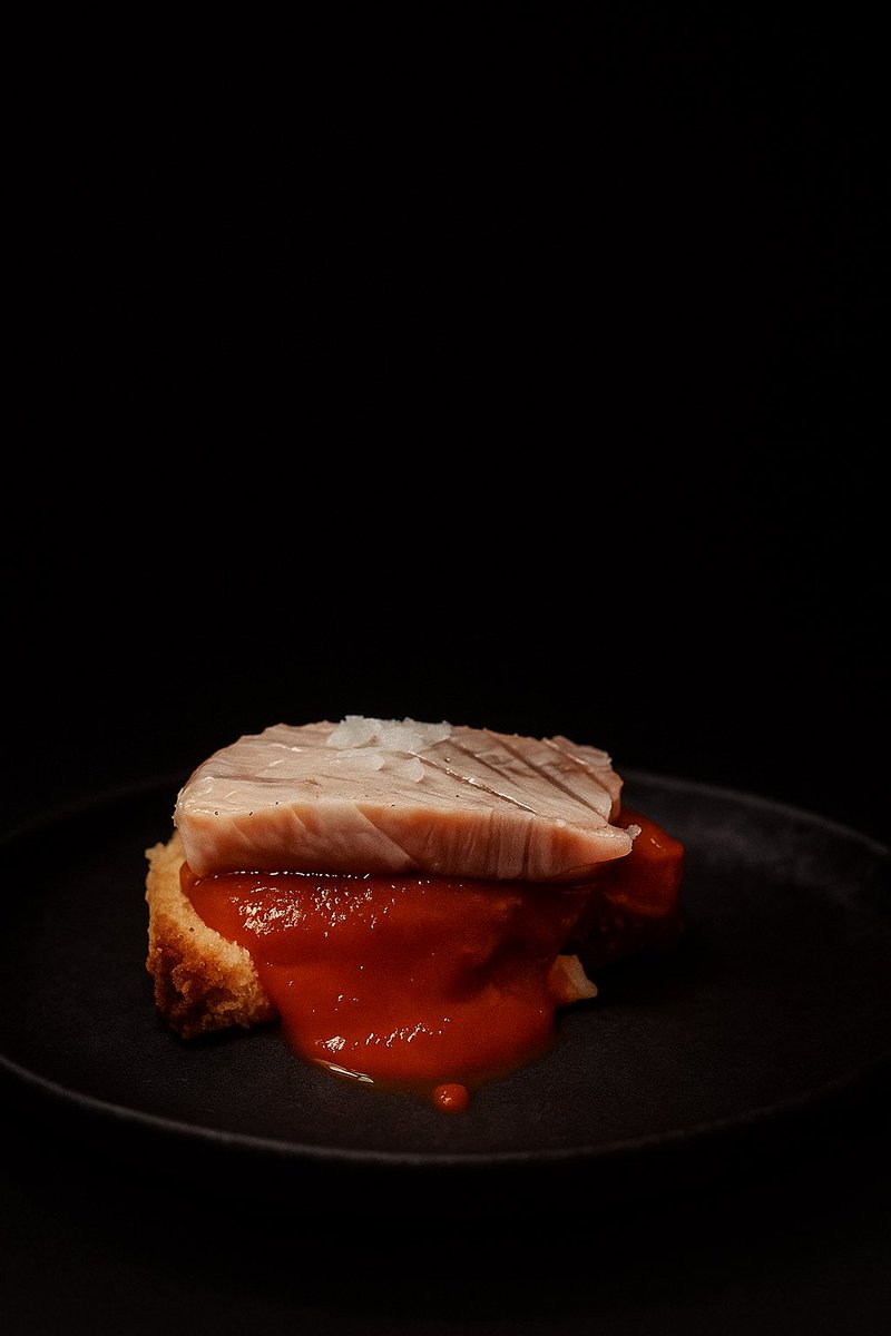 "Pan tunaca" 
Pan de huevas de atún en salazón..jugo de atún con tomate..ventresca de atún rojo y grasa de jamón