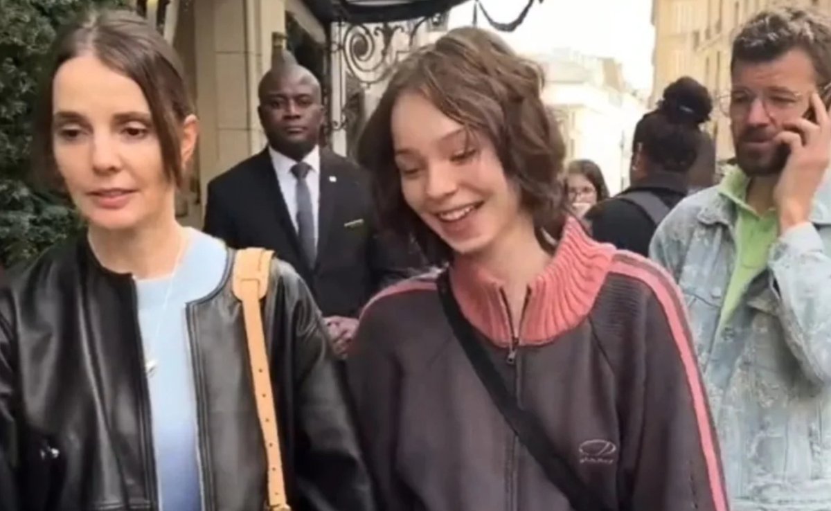“Eu valorizo ​​muito meus relacionamentos com minhas amigas (...) elas são algumas das conexões mais profundas e significativas que tenho. Também tenho três irmãs e sou muito próxima da minha mãe, então as amizades femininas estão em um pedestal na minha vida.”

- Emma Myers para
