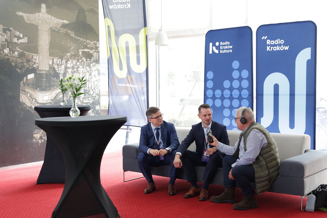 🎤#KongresMobilności 2025. Dziś o 18.30 na antenie <a href="/RadioKrakow/">Radio Kraków</a> rozmowa z ekspertami Kongresu. Gośćmi <a href="/MKoczyba/">Marcin Koczyba</a> będą Bartłomiej Wiertel i Grzegorz Leszczyński. Zapraszamy do słuchania!

<a href="/EwelinaNawara/">Ewelina Nawara</a> <a href="/MiroslawBajor/">Miroslaw Bajor</a> <a href="/GrupaKzn/">Grupa KZN Bieżanów</a> <a href="/RemigiuszTytu/">Remigiusz Tytuła</a> <a href="/krakow_pl/">Kraków</a>