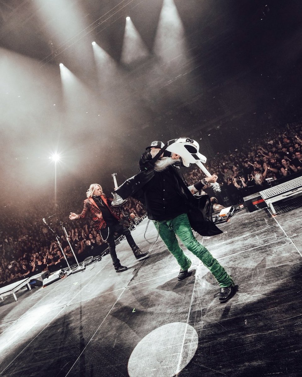 threedaysgrace's tweet image. What an unforgettable SOLD OUT night in Ontario, California! Huge thank you to Eddie Bravo for walking us out to stage 🤘🤘🙏

Glendale, we’ll see you TONIGHT!! 

📷 @SPMediaAZ 

#ThreeDaysGrace #BreakingBenjamin #ReturnToDust #Ontario #California #USA