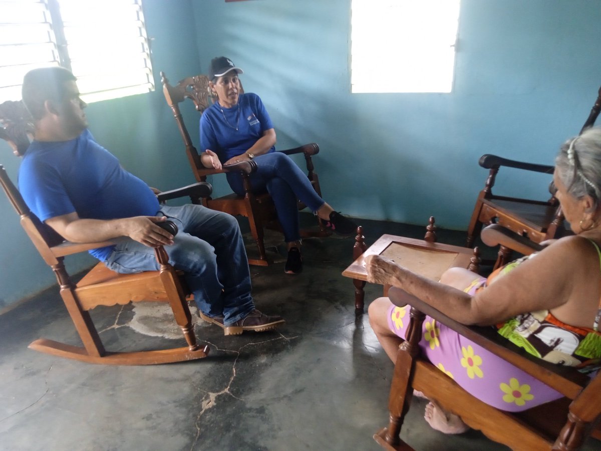 De conjunto con el delegado del Poder Popular de San Carlos #LaSierpe se visita la circunscripción 20 próxima a realizar la elección de su nuevo delegado. #SanctiSpíritusEnMarcha <a href="/PartidoPCC/">Partido Comunista de Cuba</a> <a href="/AsambleaCuba/">Asamblea Nacional Cuba</a> <a href="/DiazCanelB/">Miguel Díaz-Canel Bermúdez</a> <a href="/anamarianpp/">Ana Mari Machado</a> <a href="/HomeroAcostaA/">Homero Acosta Álvarez</a> <a href="/DeivyPrezMartn1/">Deivy Pérez Martín</a> <a href="/AlexisLorente74/">Alexis Lorente Jiménez</a>