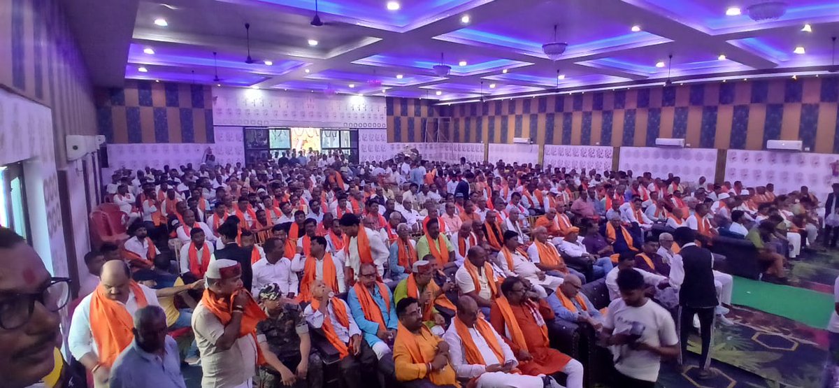 bjprajeevkumar's tweet photo. आज *ब्राह्मर्षि वेलफेयर एसोसिएशन, गोपालगंज* के तत्वावधान में ब्राह्मर्षि समाज की एक महत्वपूर्ण बैठक आयोजित की गई।
इस बैठक में समाज के वरिष्ठजनों, बुद्धिजीवियों एवं उत्साही युवाओं ने बढ़-चढ़कर हिस्सा लिया।

🏛 *बैठक का मुख्य उद्देश्य:* 

➡️ समाज की वर्तमान स्थिति पर विचार-विमर्श करना।
➡️ राजनीतिक एवं सामाजिक उपेक्षा को दूर करने के उपाय खोजना।
➡️ समाज को नई दिशा और नई ऊर्जा के साथ मुख्यधारा से जोड़ना।

🎙️ *वक्ताओं के विचार:* 

वक्ताओं ने कहा कि ब्राह्मर्षि समाज ने सदैव राष्ट्र, समाज और संस्कृति के निर्माण में महत्वपूर्ण भूमिका निभाई है।
लेकिन वर्तमान समय में यह समाज राजनीतिक और सामाजिक उपेक्षा का सामना कर रहा है।
अब समय आ गया है कि हम सब एकजुट होकर शिक्षा, संगठन और संघर्ष के मार्ग पर चलें।

📜 *बैठक में लिए गए प्रमुख संकल्प:* 

✅ समाज के युवाओं को शिक्षा और रोजगार से जोड़ने के लिए विशेष अभियान चलाया जाएगा।
✅ समाज में एकता और सहयोग की भावना को प्रबल किया जाएगा।
✅ युवाओं को नेतृत्व की मुख्यधारा में लाकर समाज को सशक्त और आत्मनिर्भर बनाया जाएगा।
✅ समाज की समस्याओं को प्रशासन और सरकार तक पहुँचाने के लिए एक संघर्ष समिति का गठन किया जाएगा।
✅ ब्राह्मर्षि समाज की गौरवशाली परंपरा, संस्कृति और मूल्यों को संरक्षित करने हेतु विभिन्न कार्यक्रम आयोजित किए जाएंगे।

बैठक में यह भी कहा गया कि समाज तभी प्रगति करेगा जब हम सब एकजुट रहेंगे —
“ *एक रहेंगे, नेक रहेंगे, और समाज की भलाई के लिए साथ चलेंगे।”* 

सभी उपस्थित सदस्यों ने यह संकल्प लिया कि अब ब्राह्मर्षि समाज को शिक्षा, जागरूकता और संगठित प्रयासों के माध्यम से मुख्यधारा से जोड़कर नया इतिहास रचा जाएगा।

✊ ब्राह्मर्षि समाज एकता अमर रहे ✊
📚 शिक्षा | 💼 रोजगार | 🤝 संगठन | 🚩 सशक्तिकरण | 🌟 प्रगति