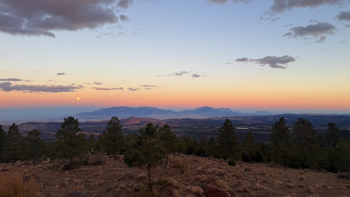 ZawarAliJanAbas's tweet image. I spare time to watch the sunset :)
Sunset hits differently in October
#photography #sunset #view #moments #winters