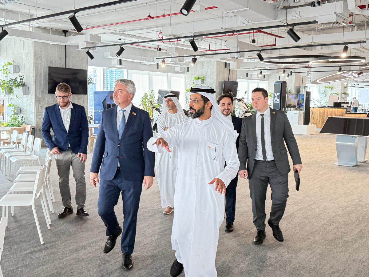 EmbEAUEcu's tweet photo. El Embajador del Ecuador en los Emiratos Árabes Unidos, @fribade realizó una visita oficial a la Zona Franca, Multi Commodities Centre (DMCC) @DMCCAuthority donde mantuvo un encuentro con CEO H.E. Ahmed Bin Sulayem.

Durante la visita, el Embajador recorrió las instalaciones de la zona franca, reconociendo el sólido ecosistema que ofrece DMCC para el desarrollo de negocios internacionales. Este espacio representa una gran oportunidad para empresas ecuatorianas interesadas en establecer presencia en Emiratos Árabes Unidos y expandirse hacia nuevos mercados.

La reunión permitió reafirmar el interés mutuo en fortalecer la cooperación económica y comercial entre Ecuador y los Emiratos Árabes Unidos, en el marco del próximo Acuerdo de Asociación Económica Integral (CEPA). 🇪🇨🤝🇦🇪

#ElNuevoEcuadorNoSeDetiene 
#EcuadorEnEmiratosArabesUnidos