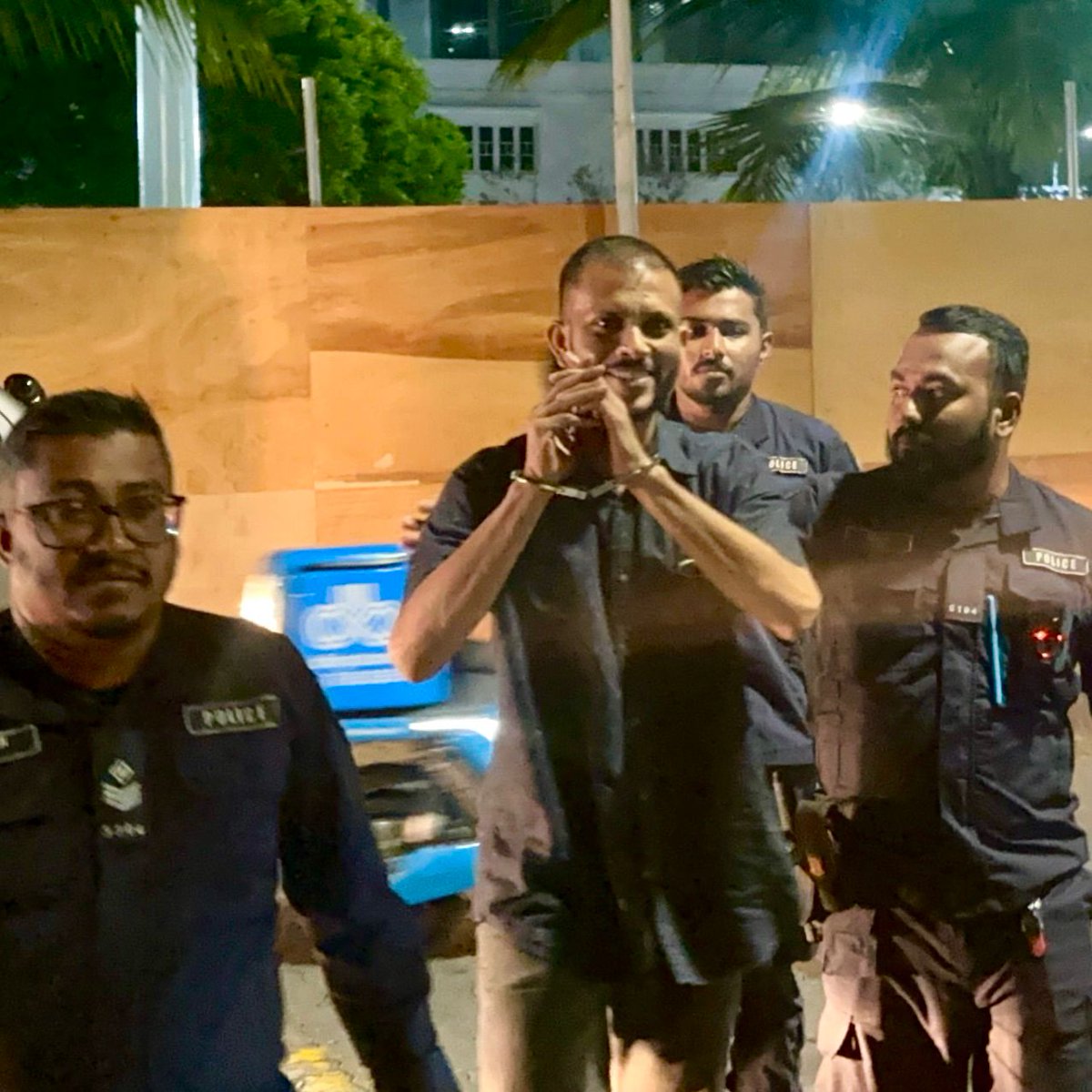 މިހާރުން މިހާރަށް ⁦<a href="/YasirLathyf/">Yasir Abdul Latheef</a>⁩ މިނިވަންކުރޭ!

⁦#FreeOct3Protestors
