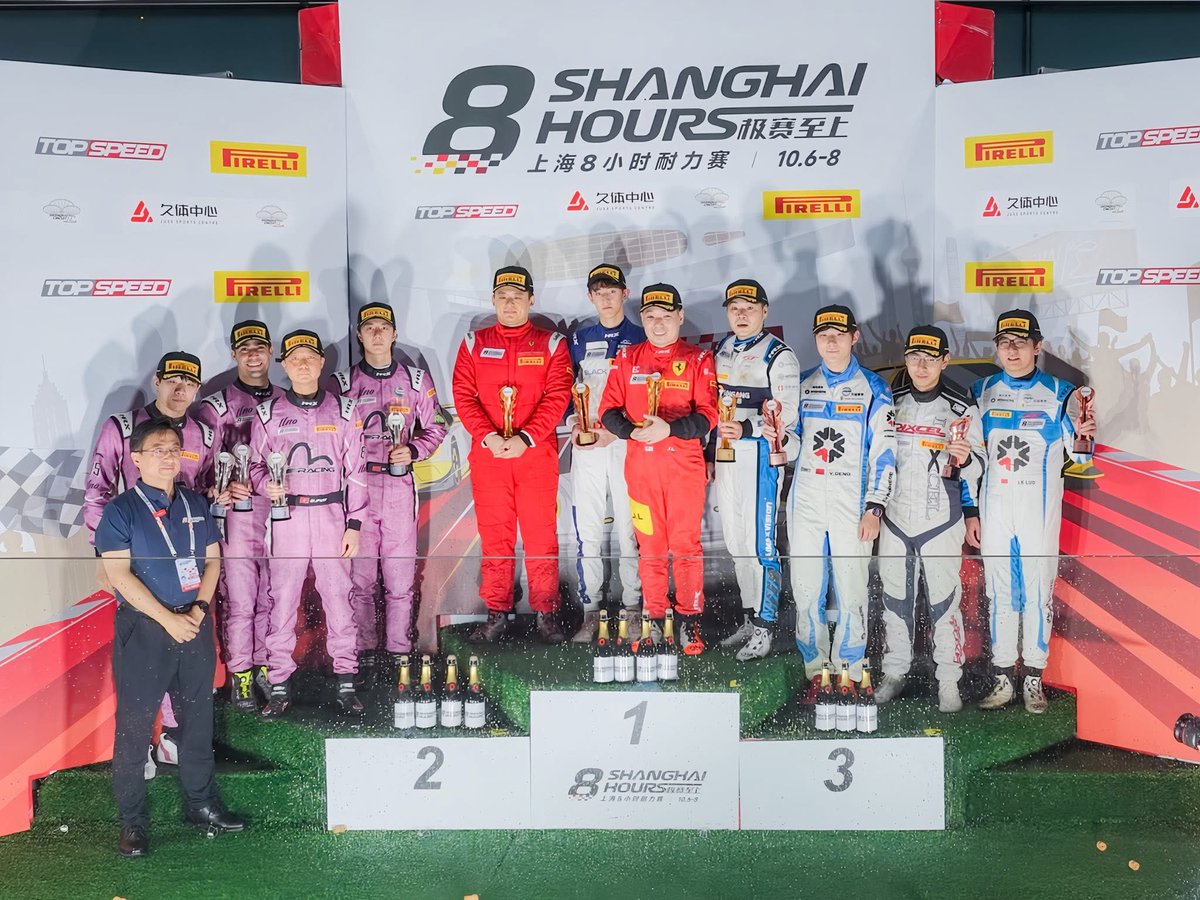 ขอแสดงความยินดีครั้งแล้วครั้งเล่าและครั้งต่อ ต่อ ไป~ ตั้งแต่วันนู้นจนถึงวันนี้ผ่านมาทั้งผิดหวัง ทั้งเจอปัญหาระหว่างแข่ง แต่ก็พัฒนาตัวเองมาเสมอ ขอให้มีความสุขในทุกๆ สิ่งที่ทำ ข้างบ้านตรงนี้จะเป็นกำลังใจให้เสมอ 💪🏻🔥
📸Shanghai 8 hours 
#TEAM85xShanghai8H
#WangYiBo
#YIBO85