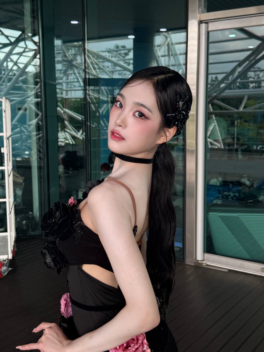 251009 #지연 프롬 💌

#트리플에스 #tripleS #JiYeon