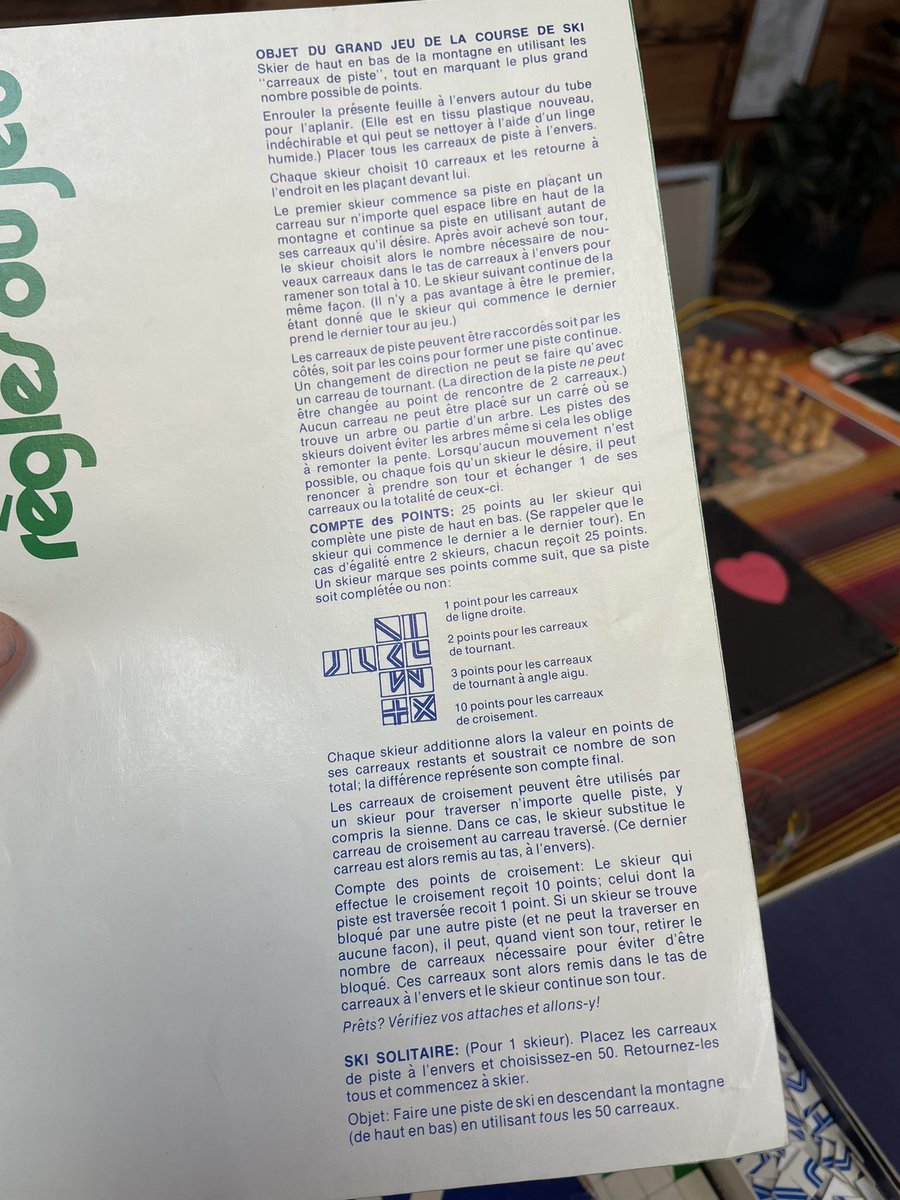 lecartographe's tweet image. Je reste fasciné par ce que l’on trouve ds les ressourceries! Regardez-moi cette beauté 🙌
Un #jeu datant des 70’, introuvable de nos jours.
Le but : skier de haut en bas de la montagne, en utilisant les «carreaux de piste» tt en marquant le + grd nombre points ! Bref j’adore 😻