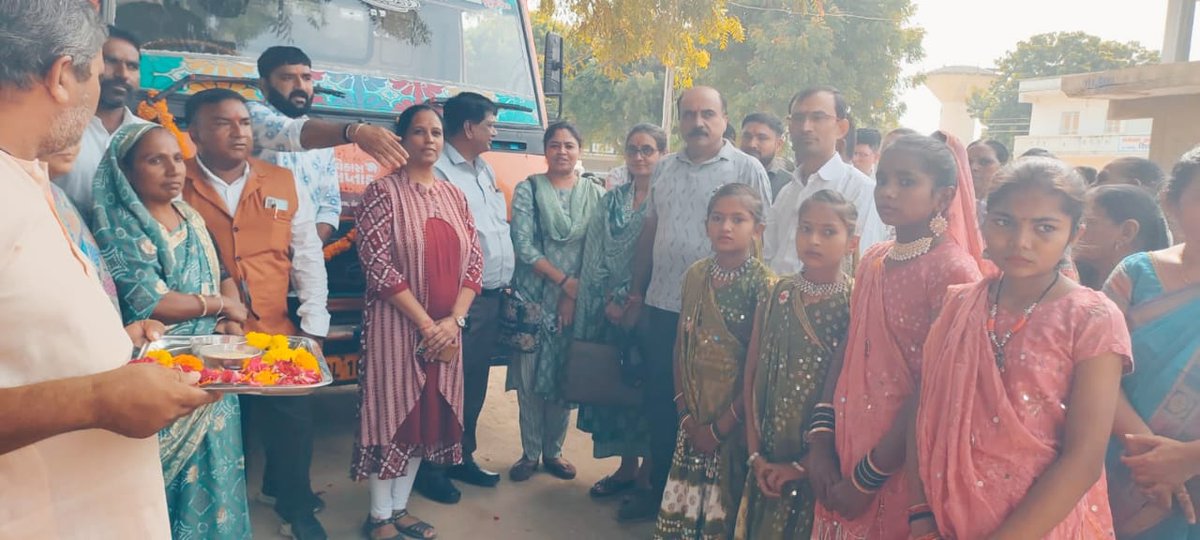 cdpovalam's tweet photo. આજરોજ મહેસાણા જિલ્લાના વાલમ ઘટકના ઉમતા સેજાના હસનપુર ગામે વિકાસ સપ્તાહ અંતર્ગત વિકાસ રથ આવેલ જેમાં આઇસીડીએસ યોજનામાં મળતા બાલશક્તિ માતૃશક્તિ અને પૂર્ણાશક્તિના પેકેટ લાભાર્થીઓને આપવામાં આવેલ તથા ટીએચઆર માંથી બનાવેલ વાનગીઓનું નિદર્શન કરવામાં આવેલ.... https://t.co/R33n14BTF6