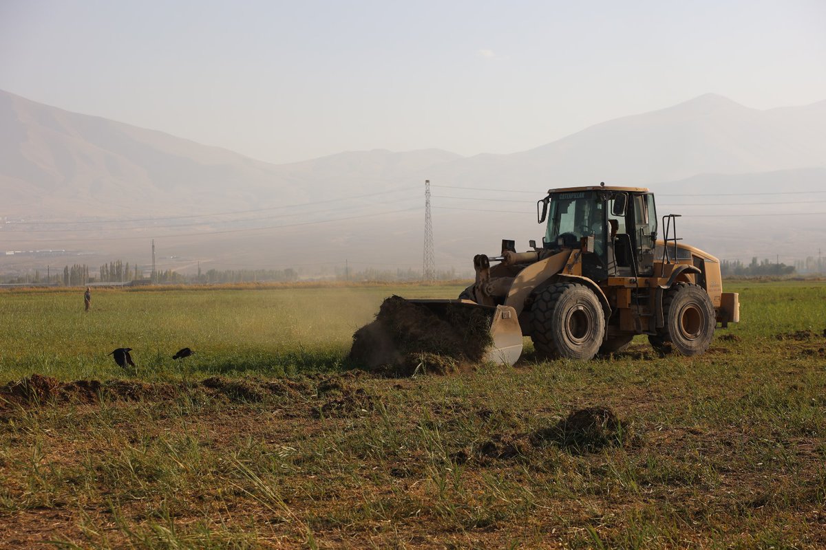Iğdır Belediyesi ve Orman İşletme Müdürlüğü, Özgür Mahallesi’nde 140 hektarlık yeni orman alanı oluşturmak için çalışmalara başladı.
Belediye Eş Başkanı Mehmet Nuri Güneş proje sahasını ziyaret ederek yüklenici firmadan bilgi aldı ve projenin Iğdır’a hayırlı olmasını diledi.
