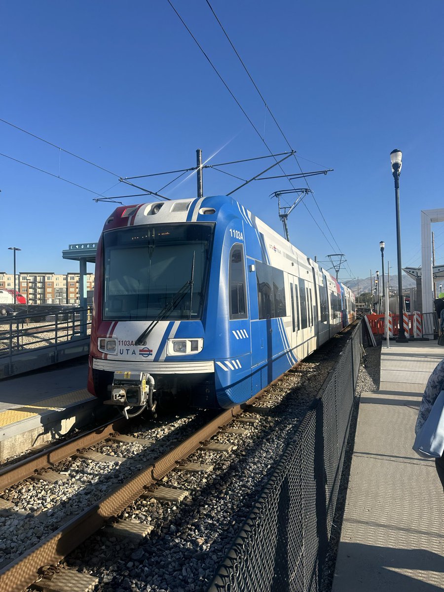 JeffBurton88's tweet image. Morning commute @RideUTA #saltlake #lifeelevated #takenote #tusksup