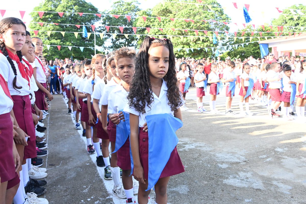 ❤️| La jornada del 8 de octubre, cuando #Cuba recuerda al Che tuvo el simbolismo de que el mandatario visitara la escuela primaria  "Antonio Maceo". Allí 88 niños de primer grado, como es tradición en todo el país, recibieron la pañoleta azul que los inicia como pioneros.