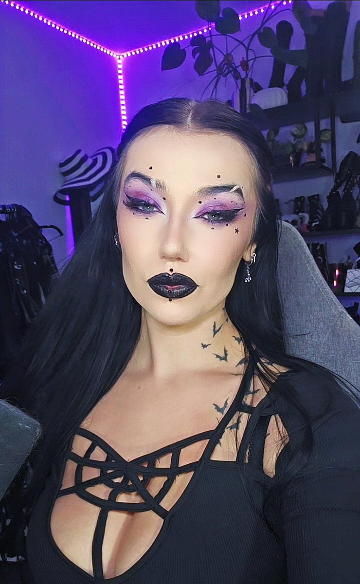 This purple princess is 🦇 LIVE - twitch.tv/eleshaalicetho… 🦇