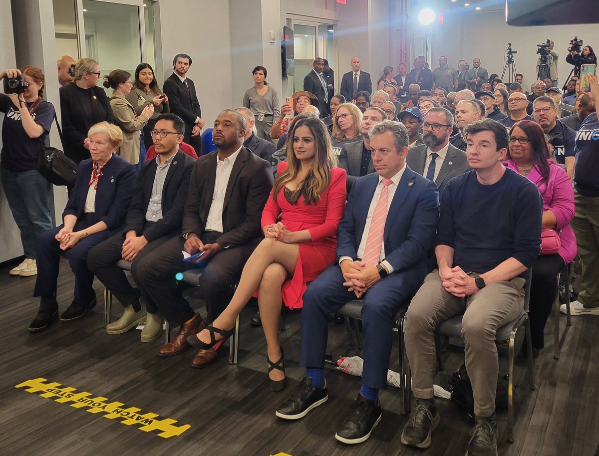 JeniferRajkumar's tweet image. I was proud to help deliver the biggest increase in weekly unemployment benefits in New York history—an extra $365 a week. I’m here with Governor Hochul and our friends in labor celebrating. Because a stronger safety net means a stronger New York, and we will never let New…