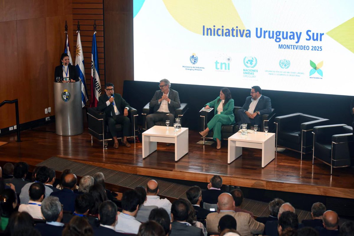 La ministra <a href="/FcardonaUy/">Fernanda Cardona</a> abrió #IniciativaUruguaySur destacando la importancia de trabajar hacia una política industrial verde que responda a las realidades y valores del sur global.

En la mesa de inicio también participaron Alejandro Sánchez, Daniel Chávez y Pablo Ruiz Hiebra.