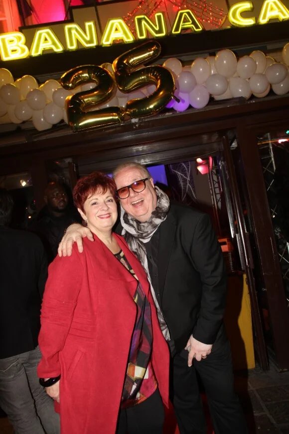 JFGuyot's tweet image. #Décès de Michel #MICHEL, emblématique patron du @BananaCafeParis, figure haute en couleur de la #nuit. Une cérémonie se déroulera en l’Église St-Jean-de-Montmartre le 16/10 à 10H30 
(photo @ABestimage)