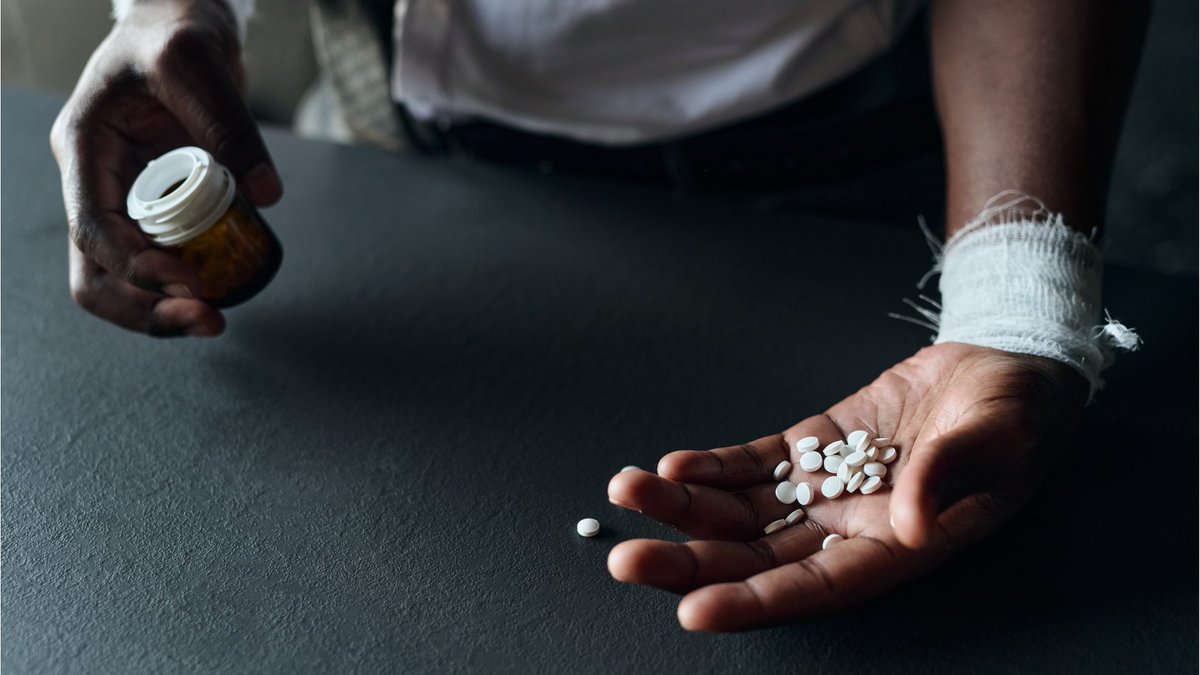 solhaberportalY's tweet photo. Bir halk sağlığı tehlikesi olarak Yapay Zeka ile terapi: ‘Ne yazık ki bazıları ölümle sonuçlanabiliyor’

💬”Yapay zekâ riskli tavsiyelerde bulunabiliyor; kişinin depresyon tedavisi için aldığı ilaçları kesmeyi önerebiliyor ya da uzun süre bağımlılık tedavisi görmüş bir kişinin iş performansını arttırmak için madde kullanmasına onay verebiliyor. Görüldüğü gibi burada tehlikeli sonuçlar zorunlu tedavinin kesilmesinden, hastalıkta alevlenme oluşmasına, uygunsuz riskli davranışların önerilmesine kadar uzuyor ve ne yazık ki bazıları ölümle sonuçlanabiliyor.”

https://t.co/aj2tJyCZHW