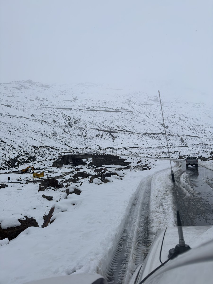 O_arra_'s tweet photo. Rohtang Pass update ❄️
The road is open only till Marhi — beyond that, the pass is closed.
It was snowing heavily when we reached, and the whole valley looked straight out of a winter postcard! 🌨️
(08/10/25)

#RohtangPass #Manali #HimachalPradesh #SnowUpdate #TravelAlert https://t.co/CEevPKkPGo