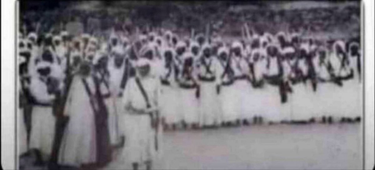 ابيات للشيخ/ محمد بن دليم ابو لعثه شيخ قبائل #قحطان و وادعة الجنوب رحمه الله 🚨

يازينها بالجوخ والقرمزية 
إلى زبر جمع ورا جمع اركاز 

نلحق بمصطور سريع الهويه
يضرب بحد الرمح ماهو هواز

اردها لعيون جالي الثنيه
غرو صغير كل ماجا الخبر فاز 

فعل لبوي وفعل جدي وليه
ماكر حرار ماشرك