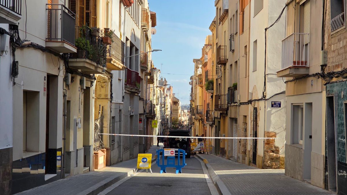 📢 El carrer Montserrat està tallat al trànsit per una petita fuita de gas que ja ha estat tapada pels <a href="/bomberscat/">Bombers</a>

🚧 Actualment s'està treballant per substituir la canonada afectada i alguns veïns podrien quedar-se sense servei mentre duren les reparacions #Esparreguera