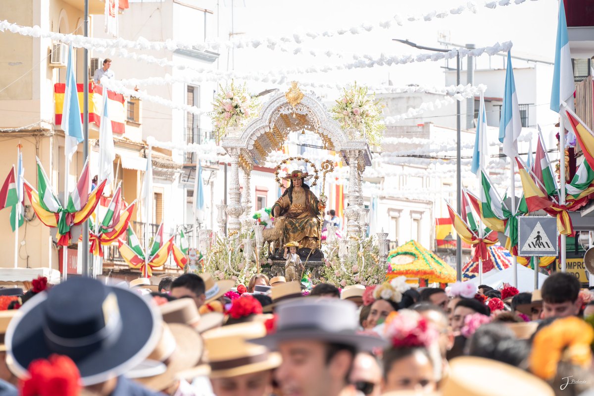 JPichardo93's tweet photo. Romería de la Pastora de Cantillana con la imagen de la Stma. Virgen tras 10 años de espera. 🪡🧵(1/10) https://t.co/TuW0ssLQH4