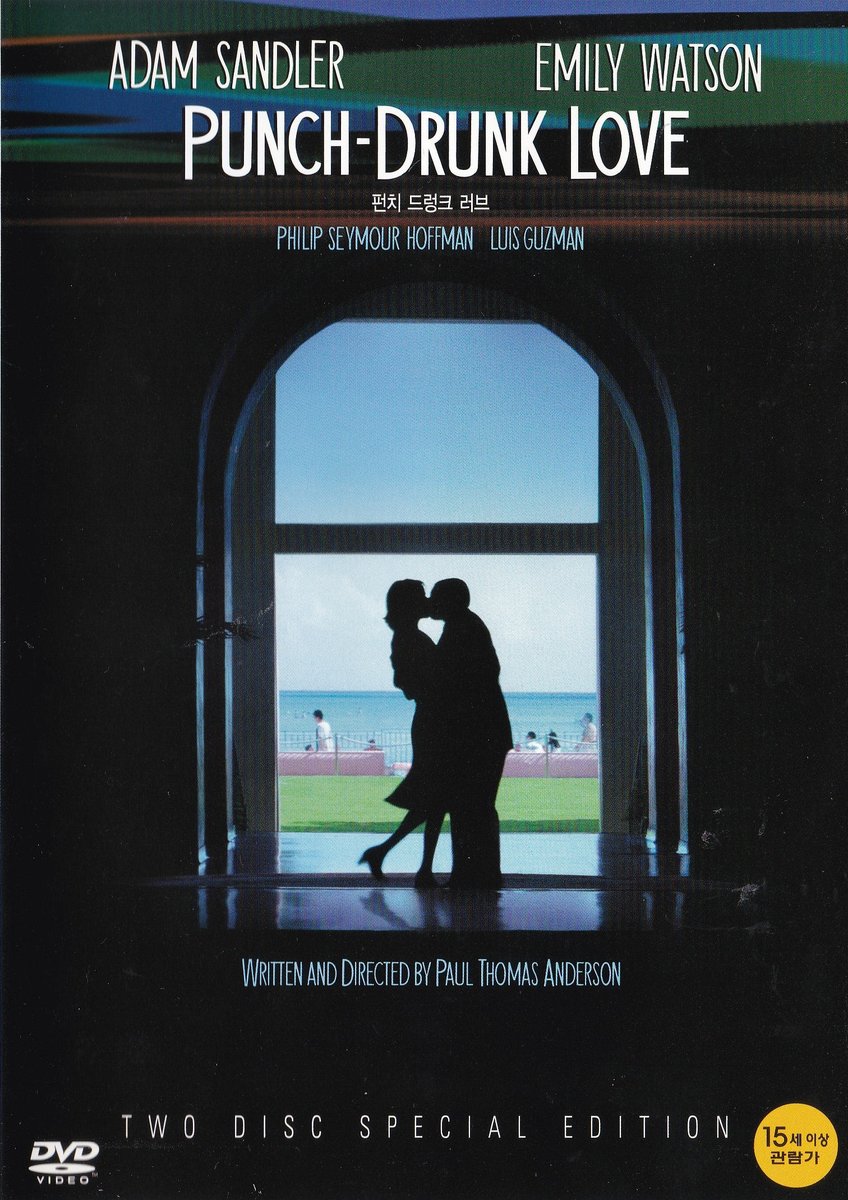 최근에 본 영화가 너무너무 재미있어서 감독님 필모를 찾다가 펀치드렁크러브를 발견하고 보기 시작했는데 
포스터는 왜 저런지.... 모르겠지만 영화 속 영상에서는 너무너무 예쁘고 동화 같은 장면이다. 
영화 자체는 동화적이지 않다. 로맨스 클리셰를 특이하게 비틀어놓았고 남주 설정이