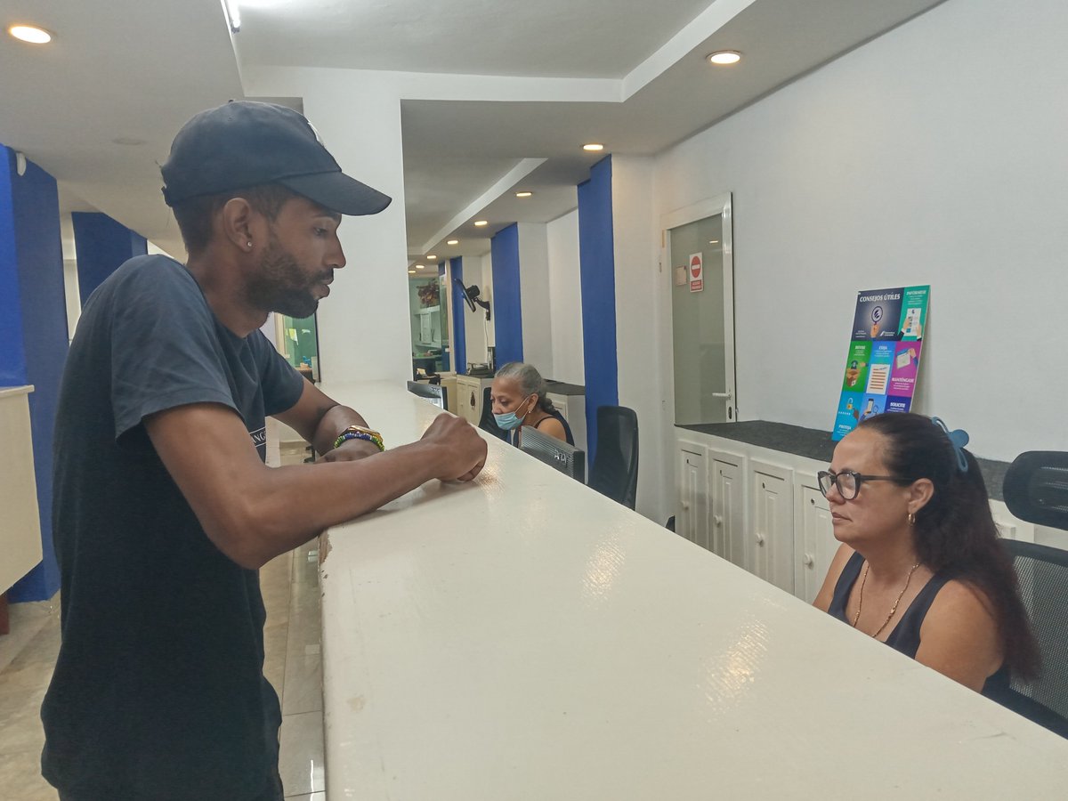 leonormg73's tweet photo. 💙La respuesta a las necesidades de los clientes siempre en el trabajo de las Ejecutivas de Punto de Venta en la Oficinas Comerciles de #CTLÁguila de la #DTNorte de @ETECSA_Cuba 😉

#LaNorteALaVanguardia #EtecsaConCuba #CTLÁguila https://t.co/n9k1BisC62
