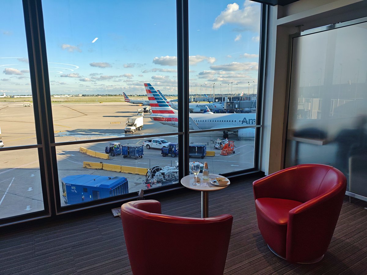 I thought I'd seen packed-to-capacity lounges until a recent visit to the American Flagship Lounge, Chicago 😱 Overall, a lovely lounge, large, airy, well-stocked...but the crowding was something else. 

Full Review; windowseatpreferred.com/2025/10/americ…