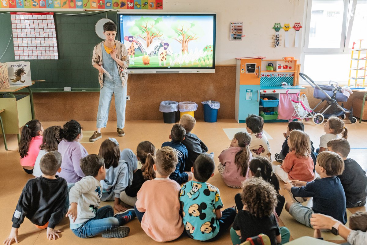 Cómo descubrir la prehistoria a través de la magia y la lectura. Hoy lo han vivido nuestros alumnos de 5 años, de la mano de @magopacogonzalez y @irenemesoneropolilla #proyecto #innovacion #educacionInfantil