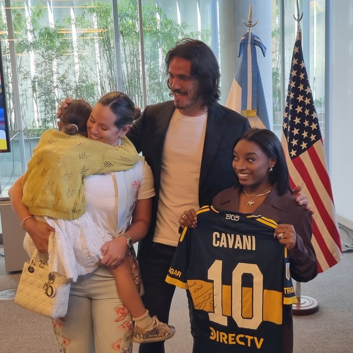 lanumero12comar's tweet image. 🤝 Simone Biles, la gimnasta estadounidense, dio una charla motivacional en Buenos Aires, y Edinson Cavani dijo presente: le regaló su camiseta de #Boca

📸 @pablobrunetto