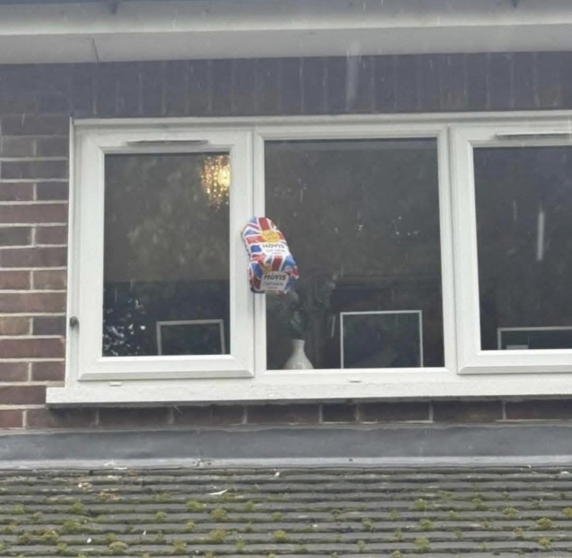 This lad couldn’t find a flag, so he just hung some Hovis bread out of his window. Had to laugh! 😆
