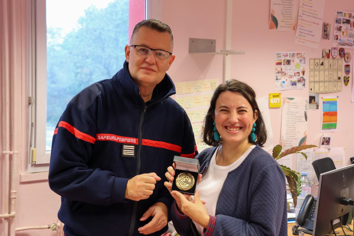SDIS58's tweet image. 🎓 Fin d’aventure pour Audrey ADAO DA SILVA au SDIS 58 !

✨ Membre essentielle du service Formation-Sport depuis 7 ans, elle a marqué la formation des sapeurs-pompiers de la Nièvre.
🎖️ Le Colonel HC Olivier PEYCRU lui a remis la médaille du SDIS 58 pour saluer son engagement. 👏