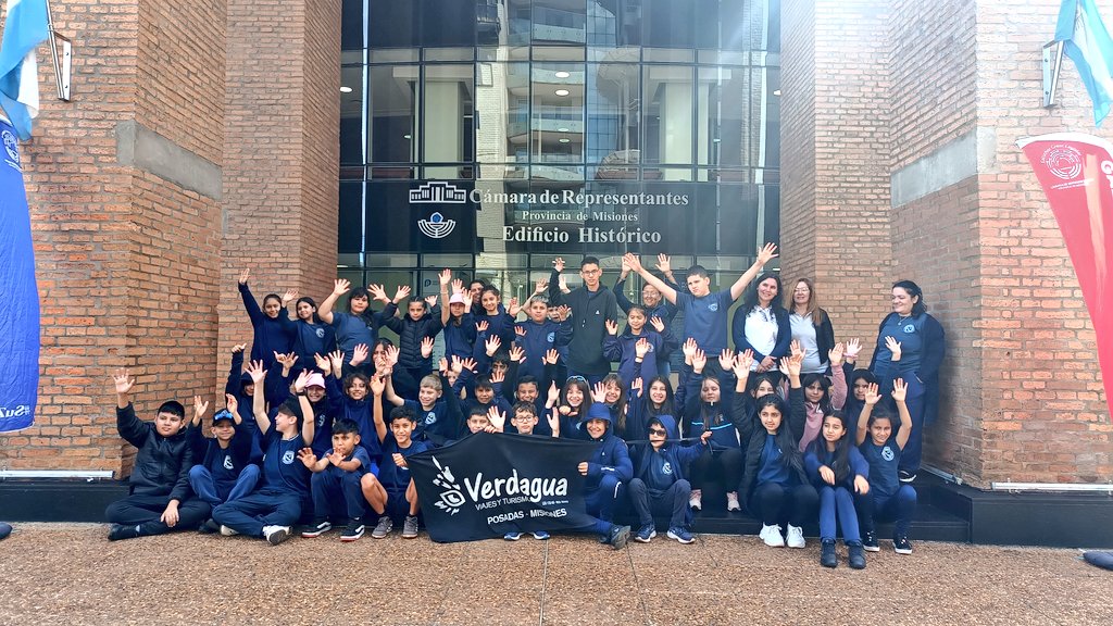 Hoy recibimos a estudiantes del Inst. Ntra. Sra. de los Milagros de Puerto Piray 🏫  
Con la empresa de viajes Verdagua, recorrieron el recinto y conocieron el #EmbajadorLegislativoMisionero 🚐  
También compartieron una charla con el Dip. Jorge Alberto Lezcano 👏🏻
<a href="/herrerayflia/">Oscar Herrera Ahuad</a>