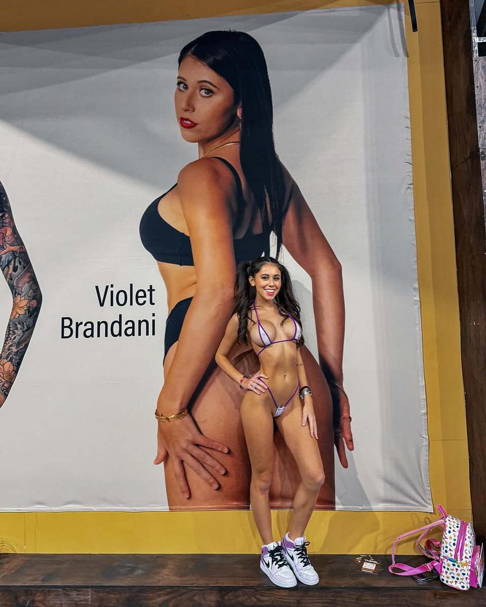 VioletFunChat's tweet image. Happy Humpday y&apos;all