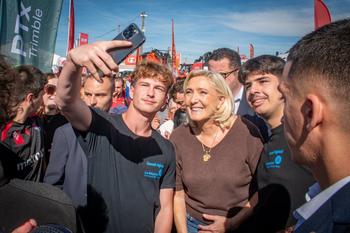 ValerieDeloge's tweet photo. J'accompagne notre présidente @MLP_officiel au Sommet de l'élevage à Cournon-d'Auvergne !

Une femme d’État qui agit pour nos agriculteurs et qui défend notre souveraineté alimentaire 🇫🇷 https://t.co/q76DHBa04q