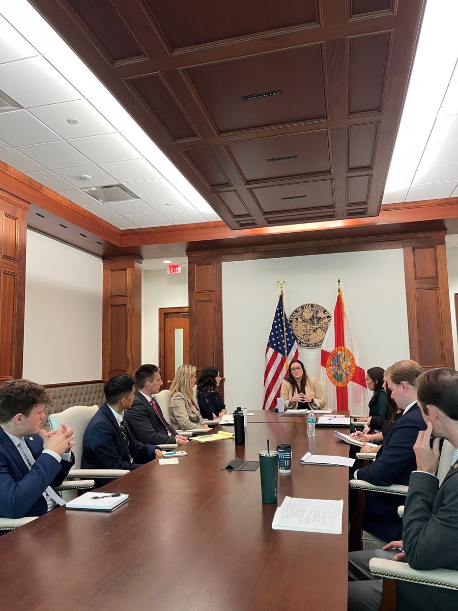 FloridaFellows's tweet photo. Class XXI had the pleasure to meet with @MyFLFamilies  Chief of Staff Kathryn Carbone this past week.  Thank you for sharing your passion for policies that support healthy Florida families and for the great work you are doing at DCF! #FloridaFellows https://t.co/XyHelZXK3K