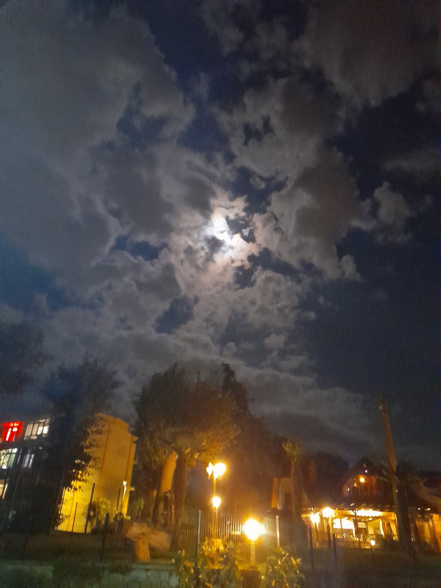 Şehir Akşam ve Sen 
... - Nazım Hikmet 
#İyiakşamlar