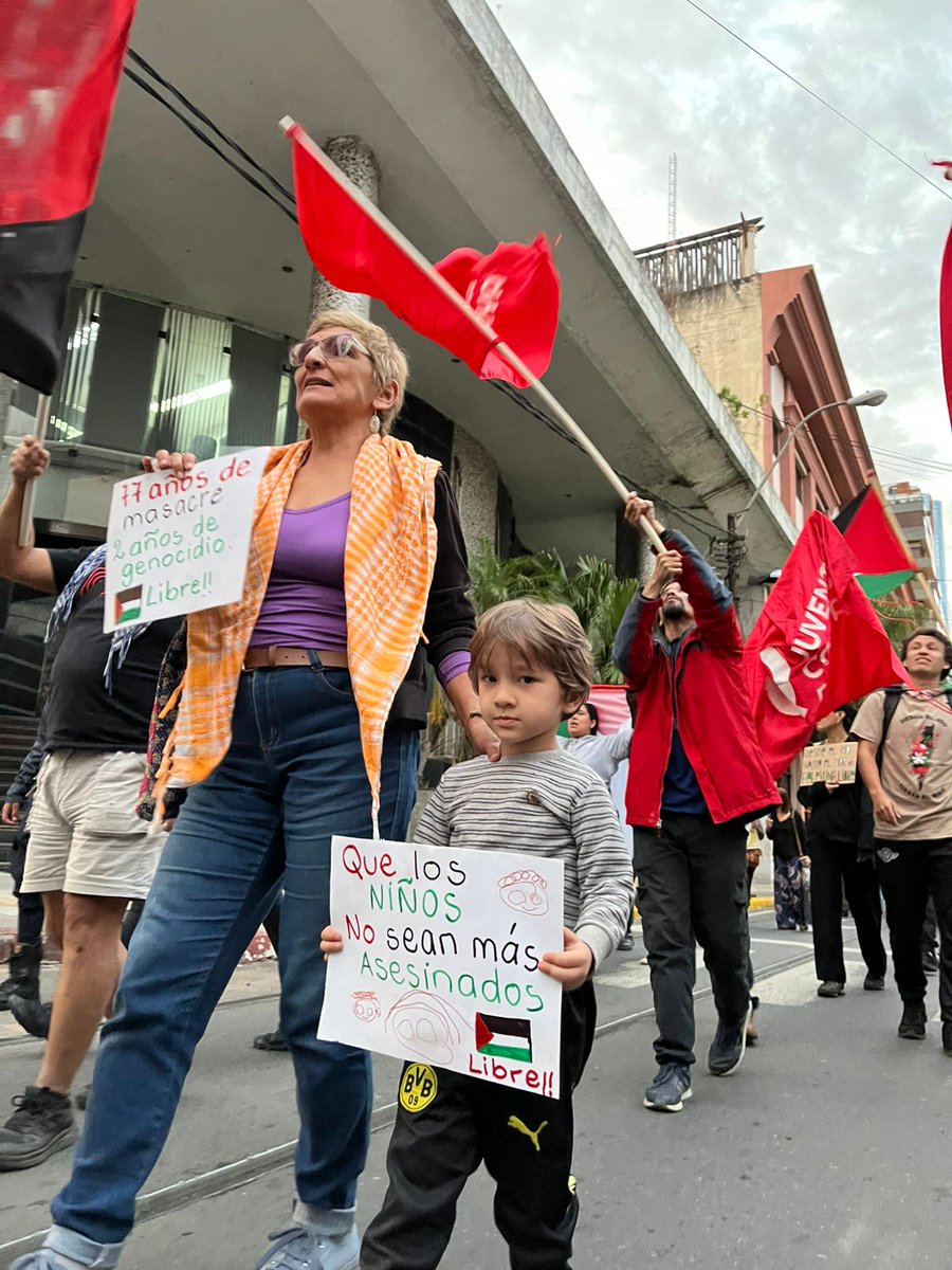 #Palestina 🇵🇸 | Anoche la movilización organizada por la articulación <a href="/PalestinaEnPy/">Palestina en Paraguay</a> congregó a cientos de personas en el centro de Asunción para denunciar la complicidad del gobierno de Santiago Peña (<a href="/mreparaguay/">Ministerio de Relaciones Exteriores</a>) con el genocida Estado de Israel.