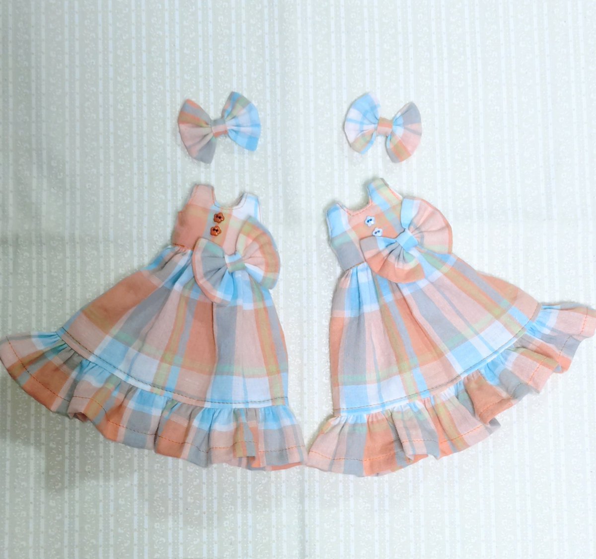 22cmドールサイズ
ワンピース　ヘアリボン付き🎀
２着追加できました✨️
27cmドールも着用可

#ドルミス60販売
Afuko　G5