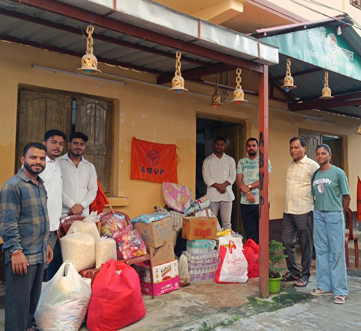 abvpsiliguri's tweet photo. 'সেবার্থে বিদ্যার্থী' 
আজ অখিল ভারতীয় বিদ্যার্থী পরিষদ শিলিগুড়ি মহানগরের পক্ষ থেকে শিলিগুড়ির পড়াঝার সংলগ্ন এলাকায় বন্যায় ক্ষতিগ্রস্ত নিপীড়িত মানুষের পাশে।। https://t.co/GcZWQg2kO6