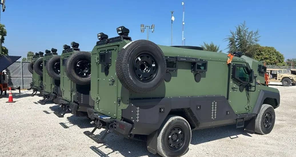 Les États-Unis d’Amérique commencent à envoyer du matériel destiné aux nouvelles forces de répression des gangs. Selon un communiqué de <a href="/AmbasadaSUA/">U.S. Embassy Bucharest</a>, 20 blindés sont déjà arrivés à Port-au-Prince.