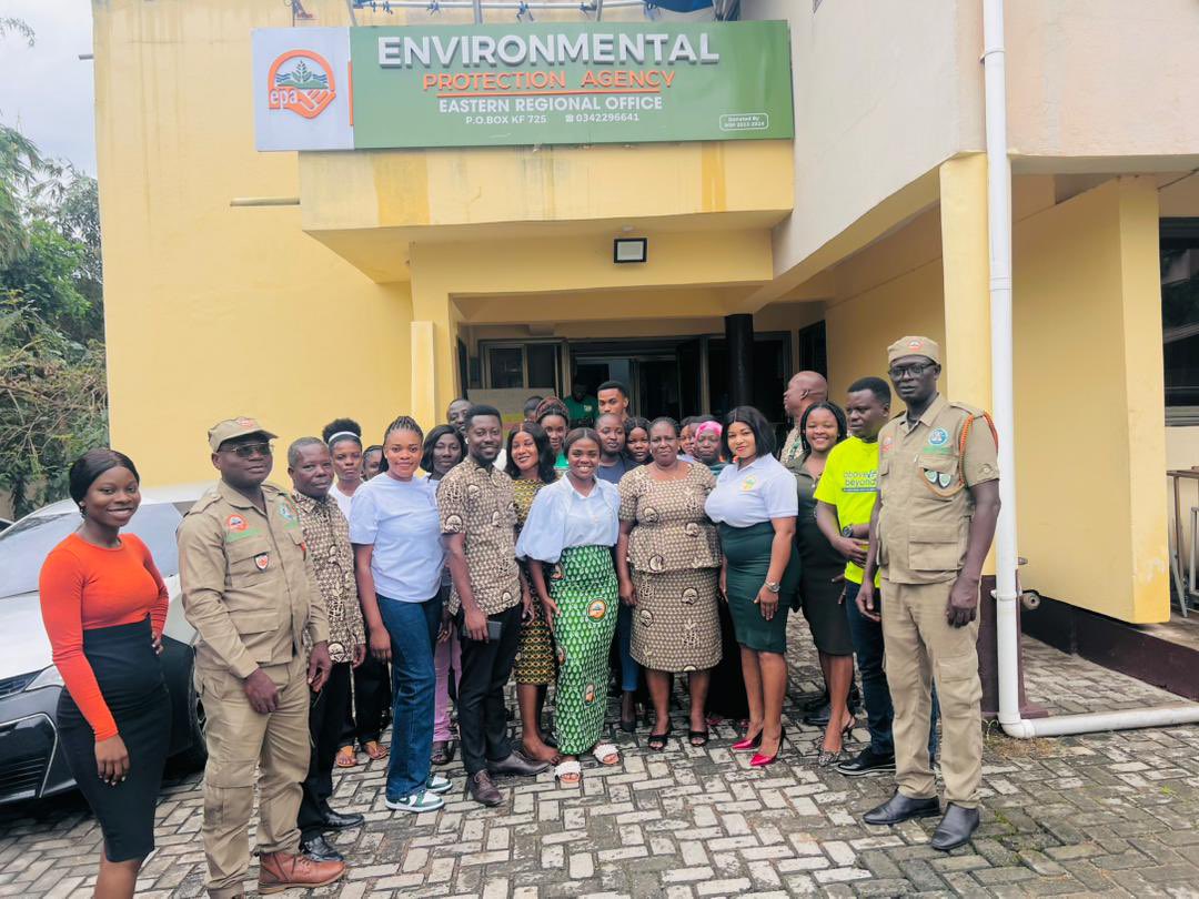 epa_koforidua's tweet image. Serving our clients better in our EPA cloth and colours. 💚

 #Day3
#ClientServiceWeek
#EPACares 
#ServiceExcellence