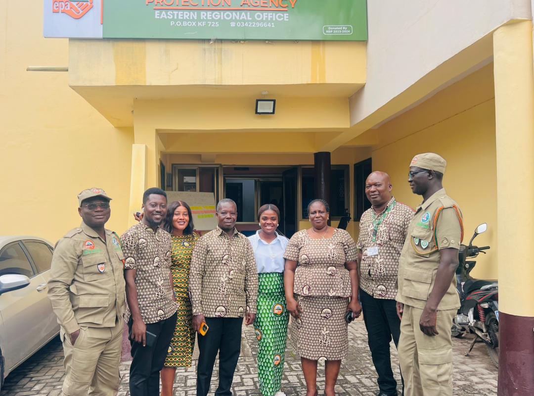 epa_koforidua's tweet image. Serving our clients better in our EPA cloth and colours. 💚

 #Day3
#ClientServiceWeek
#EPACares 
#ServiceExcellence