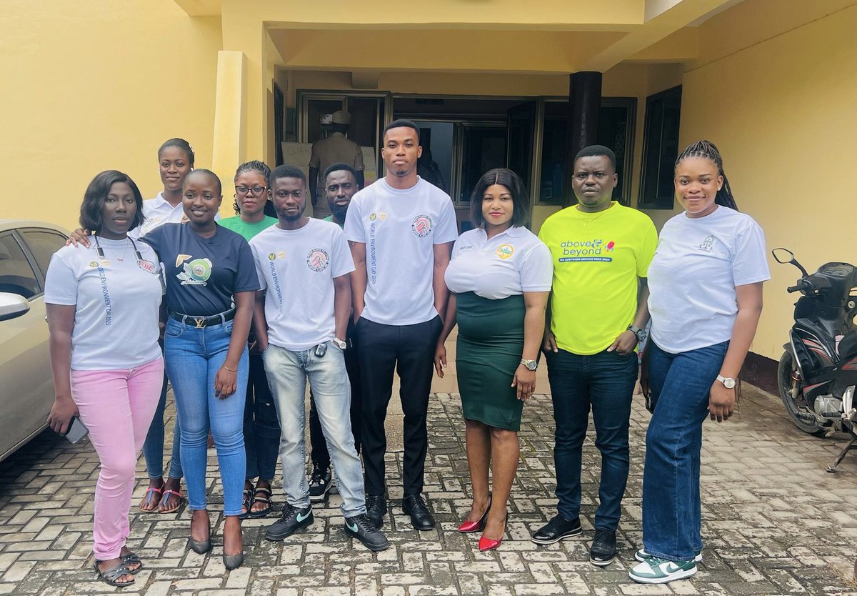 epa_koforidua's tweet image. Serving our clients better in our EPA cloth and colours. 💚

 #Day3
#ClientServiceWeek
#EPACares 
#ServiceExcellence