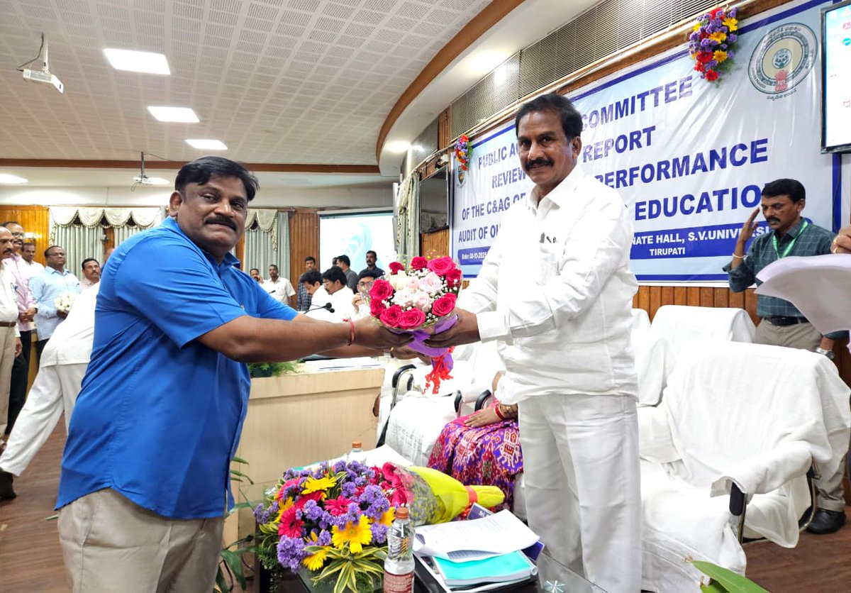 Sreeram_Tataiah's tweet image. తిరుపతి జిల్లా, శ్రీ వెంకటేశ్వర విశ్వవిద్యాలయం నందు జరిగిన పబ్లిక్ అకౌంట్స్ కమిటీ పాల్గొన్నాను.. ఈ సమావేశంలో Higher Education Sector Audit Outcomes పై సమీక్ష నిర్వహించబడింది.. విద్యా ప్రమాణాల మెరుగుదల, పారదర్శకత మరియు సమర్థత పెంపు దిశగా పలు ముఖ్య నిర్ణయాలు తీసుకోబడ్డాయి..
#appac