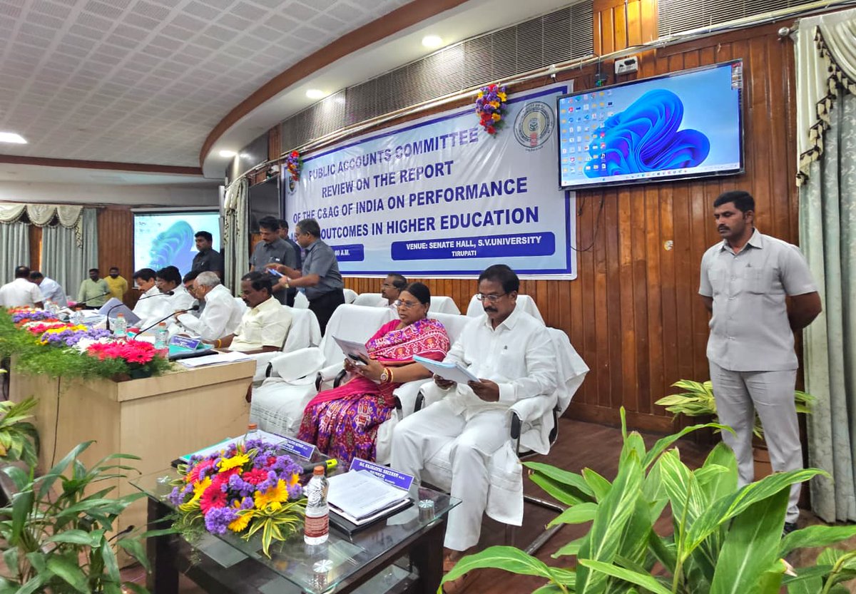 Sreeram_Tataiah's tweet image. తిరుపతి జిల్లా, శ్రీ వెంకటేశ్వర విశ్వవిద్యాలయం నందు జరిగిన పబ్లిక్ అకౌంట్స్ కమిటీ పాల్గొన్నాను.. ఈ సమావేశంలో Higher Education Sector Audit Outcomes పై సమీక్ష నిర్వహించబడింది.. విద్యా ప్రమాణాల మెరుగుదల, పారదర్శకత మరియు సమర్థత పెంపు దిశగా పలు ముఖ్య నిర్ణయాలు తీసుకోబడ్డాయి..
#appac